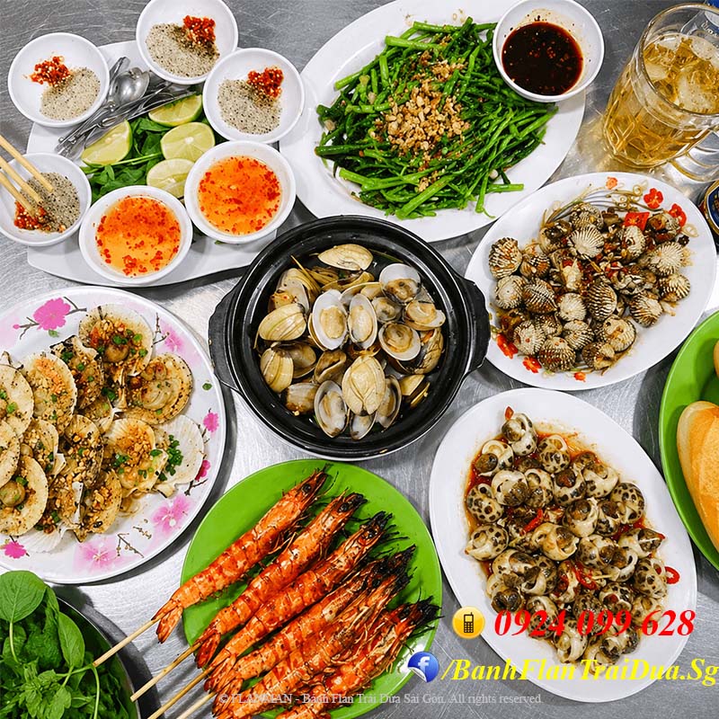 Ốc đêm vỉa hè và chè thập cẩm Sài Gòn ngon - Văn hóa ăn đêm